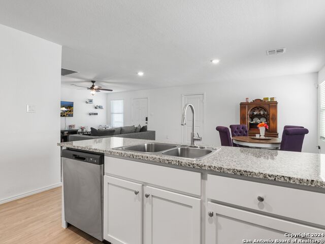 Listing photo id 4 for 2834 Millikan Dr