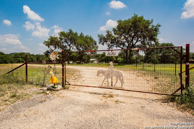 Listing photo id 26 for 26701 Fm 470