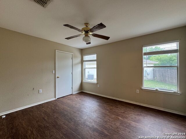 Listing photo id 10 for 6815 Cougar Cove