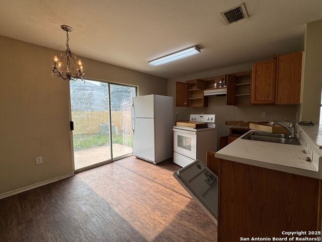 Listing photo id 5 for 6815 Cougar Cove