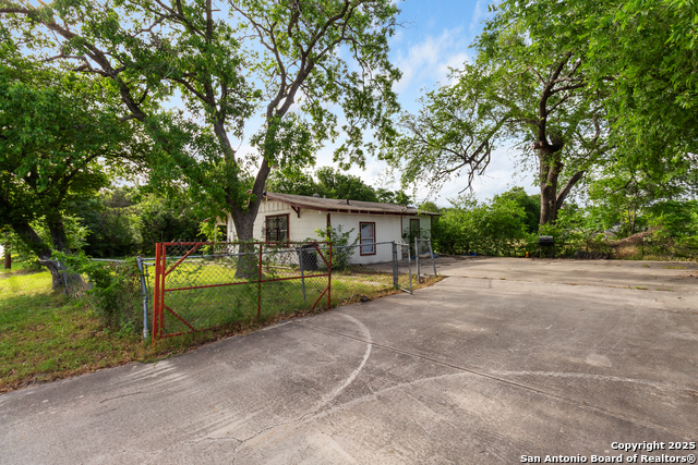Listing photo id 8 for 1034 Grosvenor Blvd