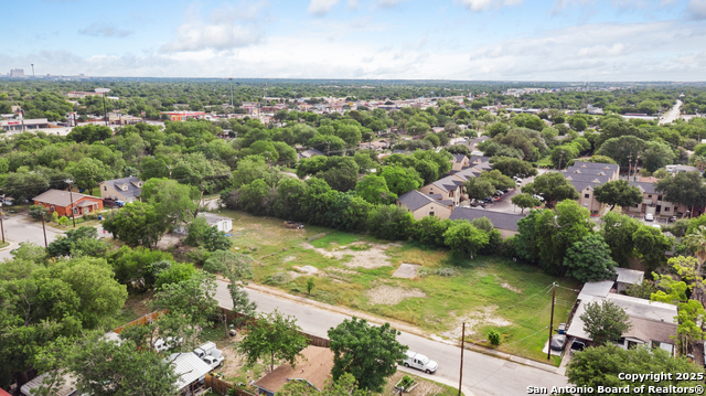 Listing photo id 3 for 1034 Grosvenor Blvd