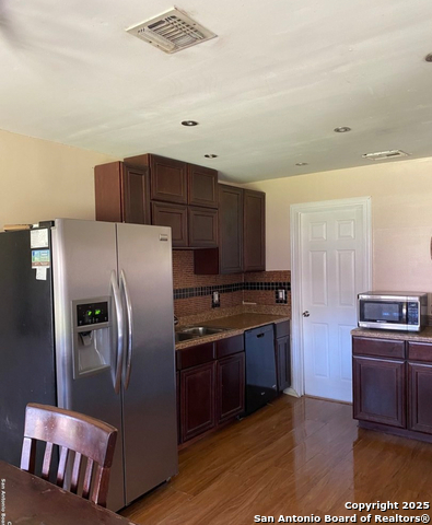 Listing photo id 2 for 818 De Kalb