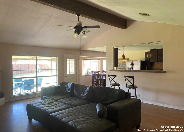 Listing photo id 3 for 818 De Kalb