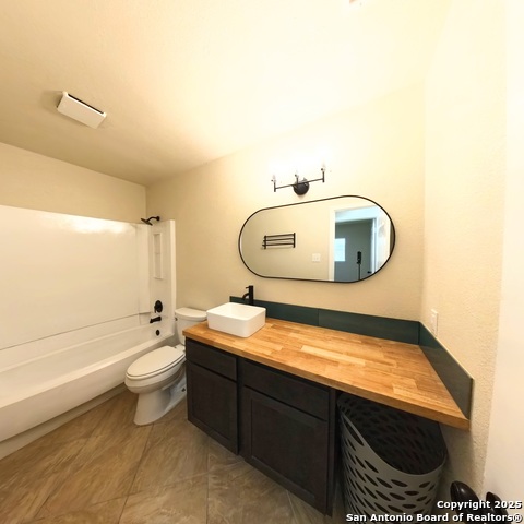 Listing photo id 10 for 13243 Larkfield