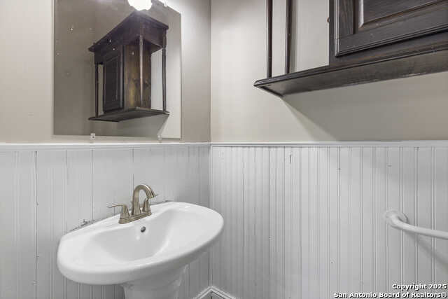 Listing photo id 9 for 2024 S Flores