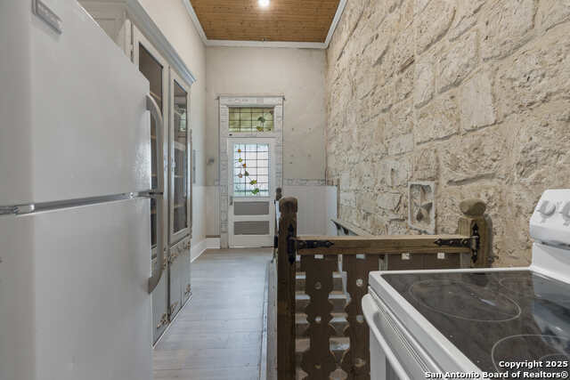 Listing photo id 10 for 2024 S Flores