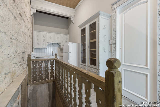 Listing photo id 11 for 2024 S Flores