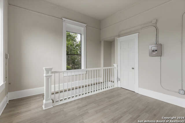 Listing photo id 12 for 2024 S Flores