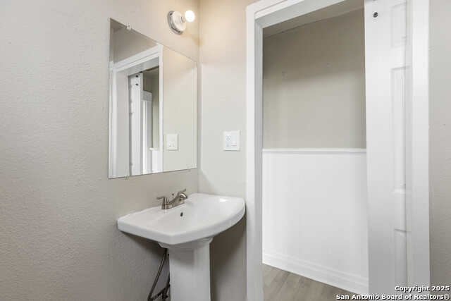 Listing photo id 29 for 2024 S Flores