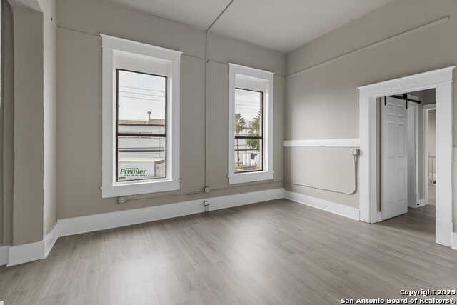 Listing photo id 31 for 2024 S Flores