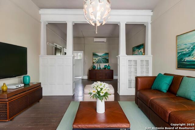 Listing photo id 34 for 2024 S Flores