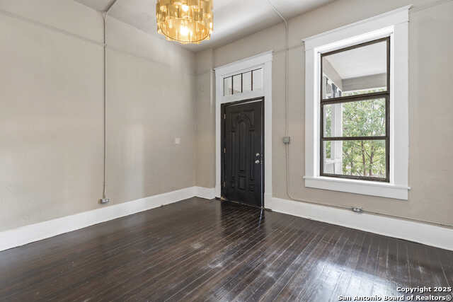 Listing photo id 41 for 2024 S Flores