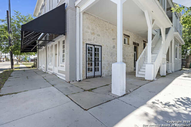 Listing photo id 3 for 2024 S Flores
