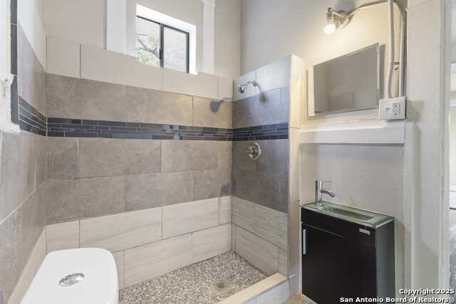 Listing photo id 49 for 2024 S Flores