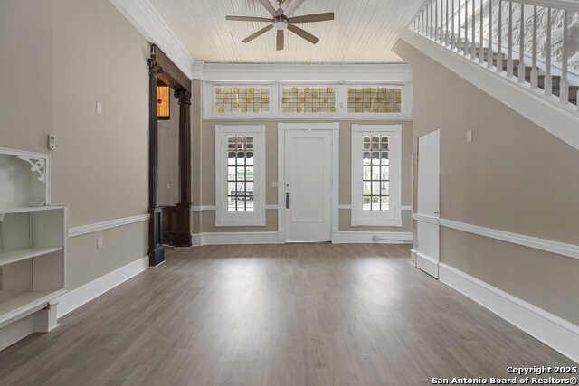 Listing photo id 4 for 2024 S Flores