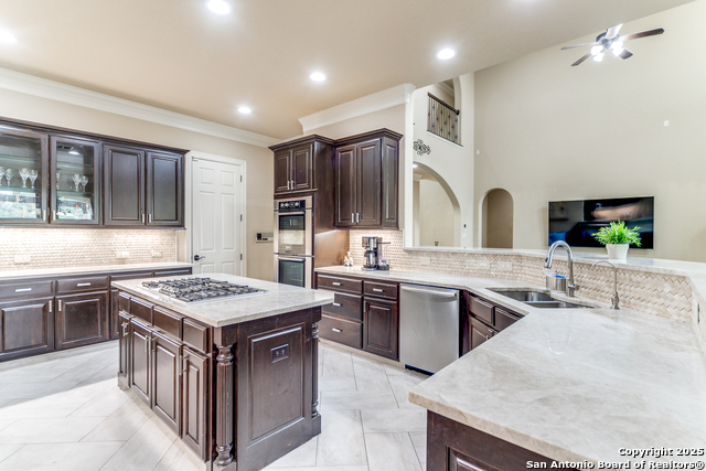 Listing photo id 8 for 714 Ruidosa Downs