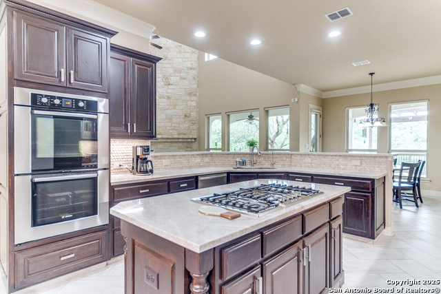 Listing photo id 9 for 714 Ruidosa Downs