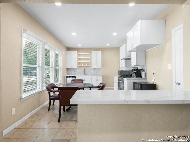 Listing photo id 8 for 928 Huisache W