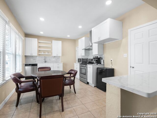 Listing photo id 9 for 928 Huisache W