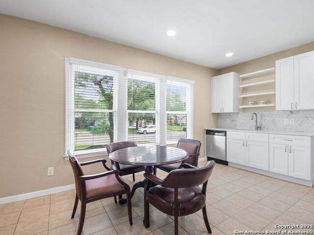 Listing photo id 10 for 928 Huisache W