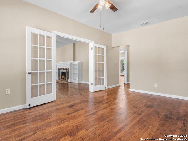 Listing photo id 13 for 928 Huisache W