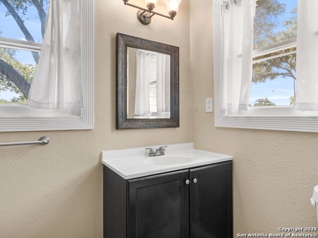 Listing photo id 16 for 928 Huisache W
