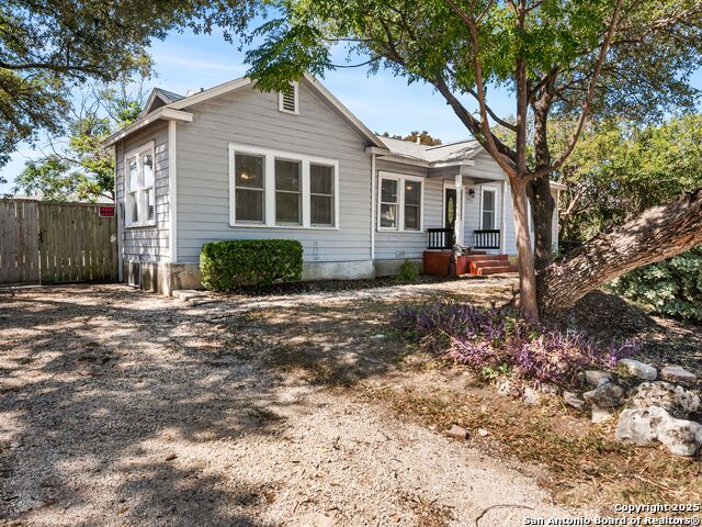 Listing photo id 1 for 928 Huisache W