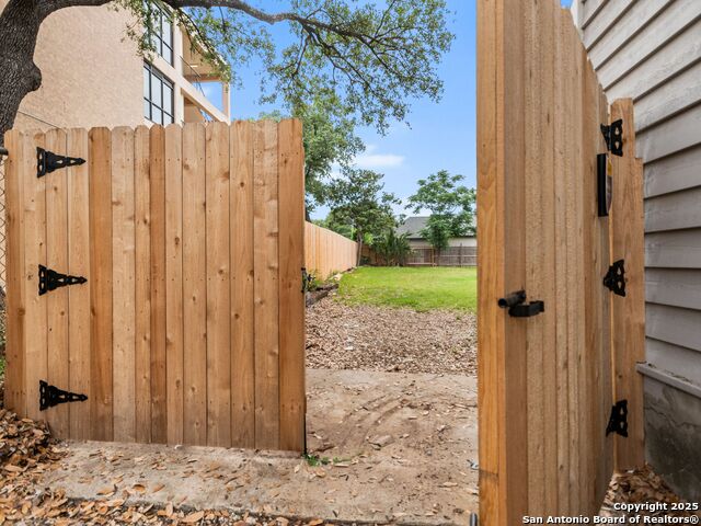 Listing photo id 2 for 928 Huisache W
