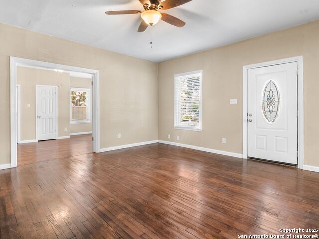 Listing photo id 3 for 928 Huisache W