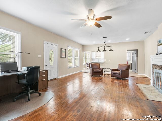 Listing photo id 5 for 928 Huisache W