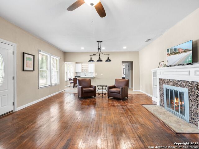 Listing photo id 6 for 928 Huisache W