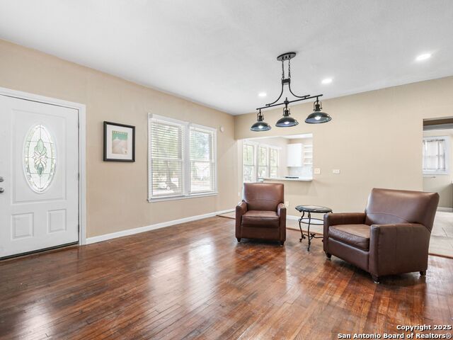 Listing photo id 7 for 928 Huisache W