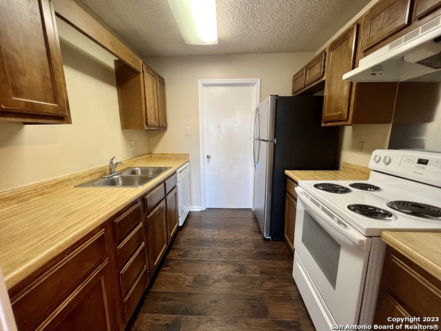 Image 6 of 16 For 4545 Hoeneke St  103