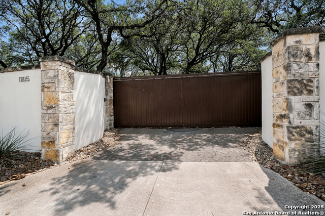Listing photo id 2 for 11105 Vance Jackson