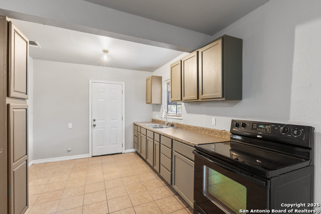 Listing photo id 11 for 1039 Alexander Hamilton