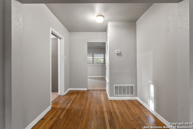 Listing photo id 7 for 1039 Alexander Hamilton