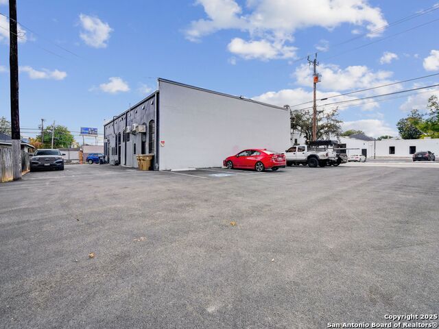 Listing photo id 9 for 2100 Mccullough