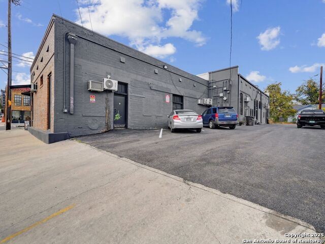 Listing photo id 10 for 2100 Mccullough