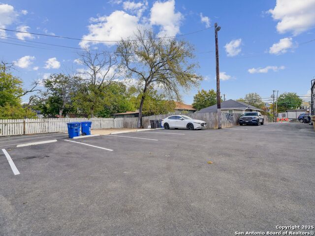 Listing photo id 11 for 2100 Mccullough