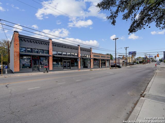 Listing photo id 0 for 2100 Mccullough