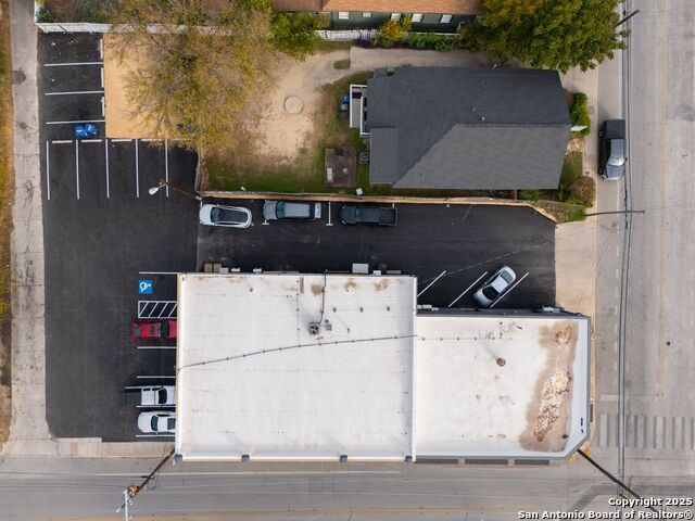 Listing photo id 22 for 2100 Mccullough