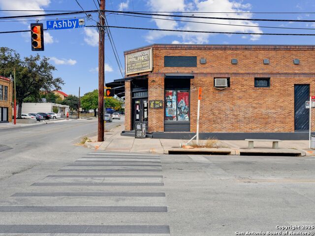 Listing photo id 2 for 2100 Mccullough