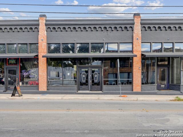 Listing photo id 4 for 2100 Mccullough