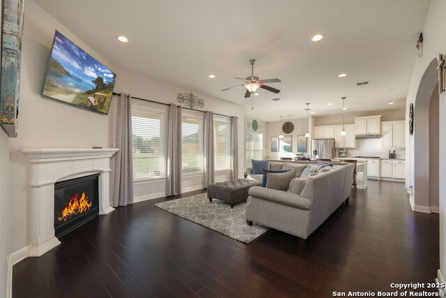 Listing photo id 8 for 242 Sittre Drive