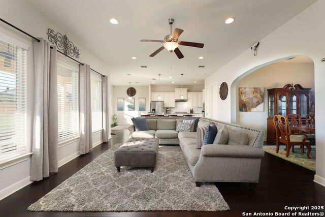 Listing photo id 9 for 242 Sittre Drive