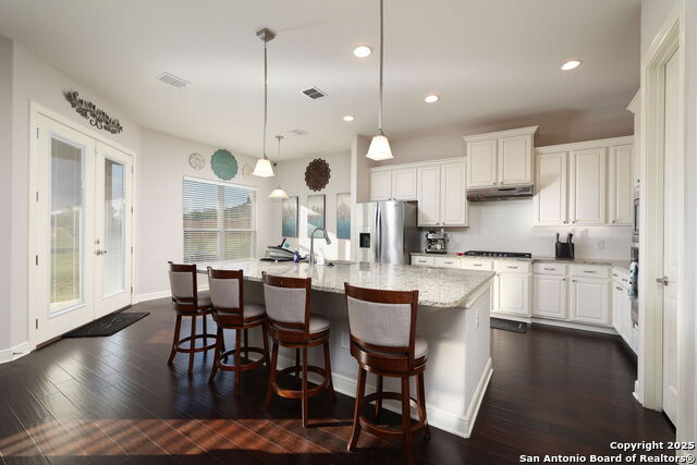 Listing photo id 10 for 242 Sittre Drive