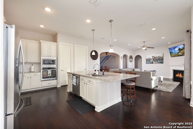 Listing photo id 12 for 242 Sittre Drive