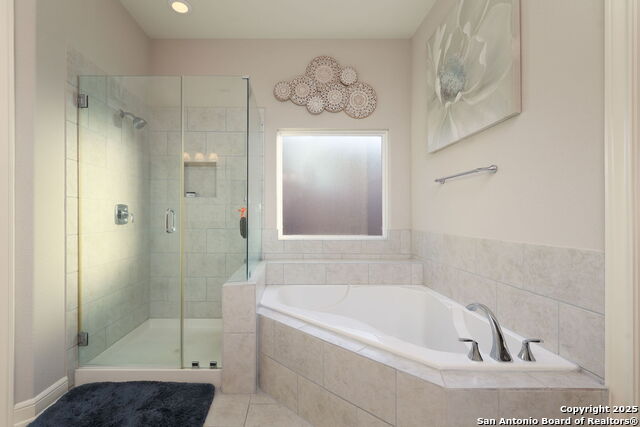 Listing photo id 14 for 242 Sittre Drive