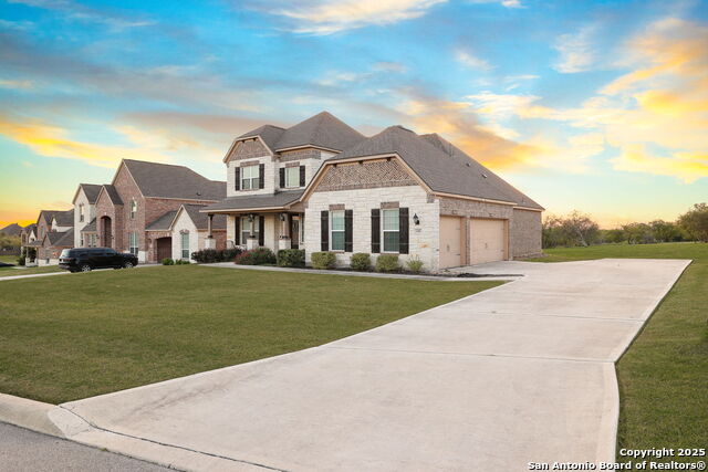Listing photo id 1 for 242 Sittre Drive